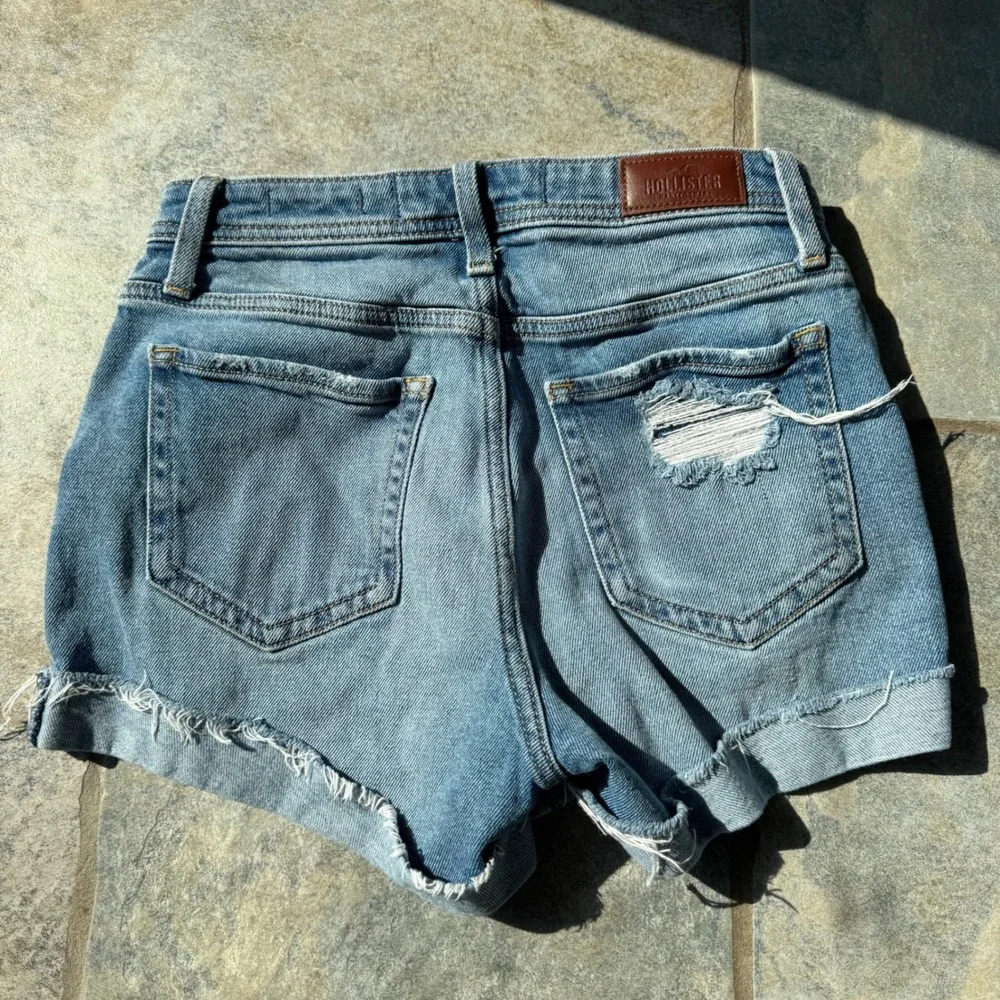 Hollister High-Rise Mom Denim Shorts Distressed Cuffed Hem‎ Vintage Stretch Sz 1